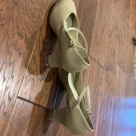 So Danca 3” character shoes with taps. Size W 10 1/2 L. - Picture 6 of 8